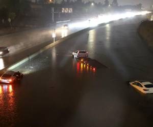 <i>SUN VALLEY, CALIFORNIA - 20 DE AGOSTO: Los autos se encuentran sumergidos en las inundaciones en la autopista Golden State mientras la tormenta tropical Hilary se mueve a través del área el 20 de agosto de 2023 en Sun Valley, California. El sur de California se encuentra bajo una primera advertencia de tormenta tropical ya que Hilary impacta partes de California, Arizona y Nevada. Todas las playas del estado de California se han cerrado en los condados de San Diego y Orange en preparación para los impactos de la tormenta que fue degradada del estado de huracán. Justin Sullivan/Getty Images/AFP (Foto de JUSTIN SULLIVAN/GETTY IMAGES NORTH AMERICA/Getty Images vía AFP)</i>