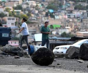 La noche del sábado se escuchó el sonido de cacerolas, petardos y bocinas de vehículos en los barrios de las ciudades e incluso en los lugares más recónditos del país, según reportes en redes sociales. (Foto: AFP).