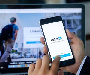 <i>LinkedIn es una de las principales vidrieras profesionales y una herramienta clave para construir reputación, ampliar la red de contactos y generar nuevas oportunidades laborales. Foto de iStock</i>