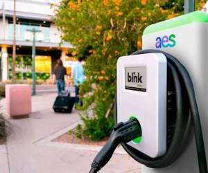 AES y Blink busan acelerar la adopción de la electromovilidad en El Salvador