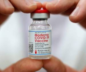 FILE PHOTO: Walmart pharmacist holds a vial of the Moderna coronavirus disease (COVID-19) vaccine inside a Walmart department store as Walmart and other major U.S. pharmacies take part in the Federal Retail Pharmacy Program, to increase vaccinations in the U.S. in West Haven, Connecticut, U.S., February 17, 2021. REUTERS/Mike Segar/File Photo