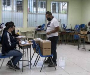 El Tribunal Supremo de Elecciones (TSE) de Costa Rica aseguró este domingo que todas las mesas de votación abrieron hoy para las elecciones generales y que las primeras horas del proceso han transcurrido con normalidad. (Photo by Ezequiel BECERRA / AFP)