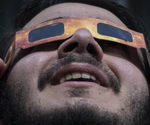 <i>Un hombre observa el eclipse anular de sol en el planetario de la Universidad de Costa Rica (UCR) en San José, el 14 de octubre de 2023. Los observadores del cielo de toda América volvieron sus rostros hacia arriba el sábado para presenciar un raro evento celeste: un eclipse solar anular. FOTO Ezequiel BECERRA/AFP</i>