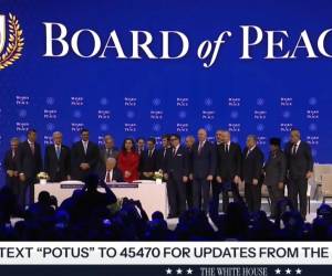 <i>El presidente de EEUU, Donald Trump, firmó este jueves en Davos (Suiza) el acta de constitución de la nueva Junta de Paz que promueve, a la que ha invitado a integrarse a todos los países. FOTO EFE</i>