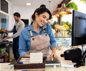 El sector privado es optimista y trabaja por superar expectativas económicas, aprovechando el incremento de remesas para impulsar el comercio y las temporadas altas de consumo. Foto de iStock