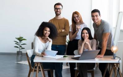 Mientras los jóvenes priorizan el autocuidado, la autenticidad y el ayudar a los demás, las empresas siguen valorando la productividad, el aprendizaje constante y la ética del trabajo duro. Foto de iStock