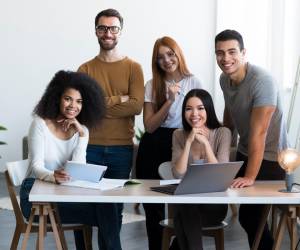 Tres cuartas partes de la generación Z y los millennials creen que la inteligencia artificial generativa impactará la forma en la que trabajarán durante el próximo año. Foto de iStock