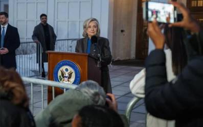 <i>Fotografía de la exprimera dama y secretaria de Estado de EEUU, Hillary Clinton (c), hablando ante la prensa tras su comparecencia ante la Comisión de Supervisión de la Cámara de Representantes, en Chappaqua, Nueva York (EE.UU.). EFE/EPA/ Olga Fedorova</i>
