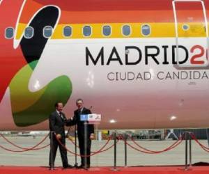 Directivos de la aerolínea española Iberia posan frente a un Airbus 321 de la compañía. (Foto: AFP)