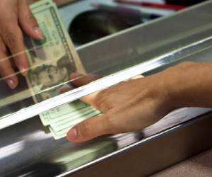 Se estima que enviar US$350 en remesas a Centroamérica pasaría de un costo promedio de US$9.21 a aproximadamente US$23. Foto de iStock