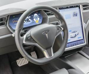 Investigan a Tesla por volantes que se desprenden de vehículos