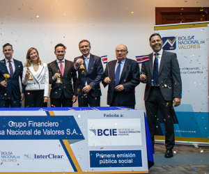 En la ceremonia participó la Presidente Ejecutiva del BCIE, Gisela Sánchez, como también el Director por Costa Rica ante el BCIE, Erwen Masís, y Gerente de Finanzas del BCIE, Humberto Rodríguez, además del Intendente de SUGEVAL, Reyner Brenes y el Director General Corporativo GFBNV, Mario Vásquez Castillo. Foto cortesía