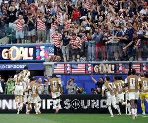 Jugadores y aficionados de Estados Unidos celebran su tercer gol durante el partido de la fase de grupos de la Copa Mundial de la FIFA 2026 entre Estados Unidos y Paraguay, en Los Ángeles, California, Estados Unidos, el 12 de junio de 2026. EFE/EPA/CHRIS TORRES