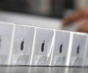 <i>Varias unidades de iPhone de Apple esperan ser escaneadas en el sistema de ventas en una tienda Best Buy. FOTO ARCHIVO/ George Frey/Getty Images/AFP</i>