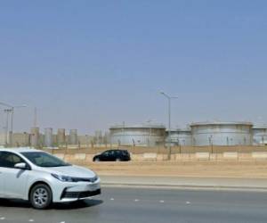 Las instalaciones de Aramco en Riyad fueron atacados por drones el sábado. El presidente de Aramco, Amin Naser, declaró que se estaban llevando a cabo las 'obras' para restablecer toda la producción. (Photo by FAYEZ NURELDINE / AFP)