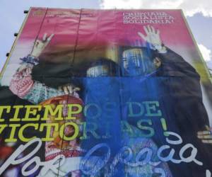 Nicaraguan President Daniel Ortega (L) and his wife and Vice-President Rosario Murillo, wave to supporters during a rally in Managua, on September 5, 2018. Ortega asked the US for respect and to 'do not mess with Nicaragua', hours after the UN Security Council, discussed the crisis in the Central American country, which has left more than 320 dead. / AFP PHOTO / INTI OCON