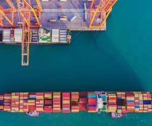 Un aumento en las importaciones en anticipación de aranceles más altos contribuyó a una contracción anualizada de 0.3 % en el PIB de EEUU en el primer trimestre de 2025. Foto de iStock