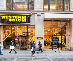 <i>Western Union dio un paso decisivo hacia la digitalización de sus servicios al anunciar una nueva “tarjeta estable”, un producto pensado para resguardar el poder adquisitivo de los usuarios. Foto de iStock</i>