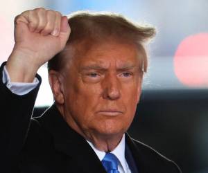 Donald Trump aludió a la investigación divulgada por su directora de inteligencia, Tulsi Gabbard, quien llamó a procesar a varios funcionarios de la Administración de Obama por presuntamente conspirar para deslegitimar la victoria en las elecciones de 2016. Foto de EFE