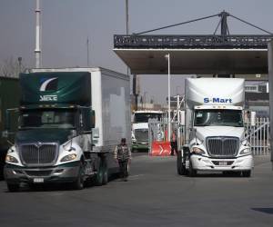 Fotografía de archivo del 11 de marzo de 2025 de camiones esperando en el Puente Internacional Zaragoza, en Ciudad Juárez, (México). EFE/ Luis Torres