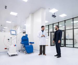 <i>Fotografía cedida por el Gobierno de El Salvador que muestra al presidente Nayib Bukele (d), en un recorrido por las nuevas instalaciones del Hospital Rosales, el principal centro médico del país en San Salvador (El Salvador). EFE/ Gobierno de El Salvador</i>