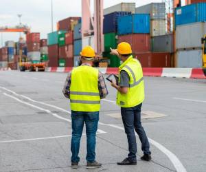 La ETR se sitúa ya en torno al 22 % en abril de 2025, el nivel más alto desde 1910, y Fitch advirtió sobre el riesgo de recesión en múltiples economías si las tarifas se mantienen o aumentan. Foto de iStock