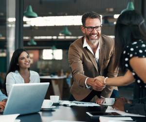 <i>El humor abre una especie de compuerta mental que conecta el pensamiento consciente con el subconsciente, un estado similar al que experimentamos al ducharnos, cuando las mejores ocurrencias suelen aparecer sin esfuerzo. Foto de istock</i>