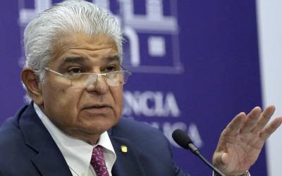 Presidente de Panamá señala contrato de proyecto portuario como irregular y moroso