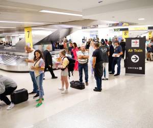 <i>NEWARK, NUEVA JERSEY - 27 DE JUNIO: Las personas se reúnen y esperan la reprogramación de sus vuelos en el Aeropuerto Internacional de Newark el 27 de junio de 2023 en Newark, Nueva Jersey. Kena Betancur/Getty Images/AFP (Foto de KENA BETANCUR/GETTY IMAGES NORTH AMERICA/Getty Images vía AFP)</i>