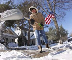 Honey Russell limpia el frente de su casa tras el paso de la tormenta de nieve Uri en Fort Worth, Texas. La tormenta ha llevado temperaturas históricas en EEUU en 26 estados. Ron Jenkins/Getty Images/AFP (Photo by Ron Jenkins / GETTY IMAGES NORTH AMERICA / AFP)