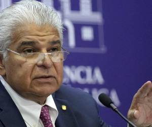El presidente de Panamá, José Raúl Mulino, expresó que tiene serias dudas sobre la compraventa de dos puertos situados a la entrada del Canal. Foto de EFE