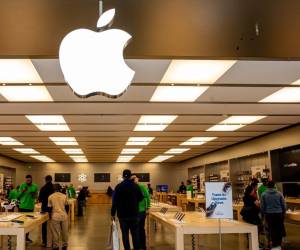 Apple anunció una recompra de acciones de hasta US$100.000 millones el próximo trimestre, una cifra inferior a los US$110.000 millones del año pasado. Foto de AFP