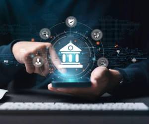 Casi el 80 % de los ejecutivos prevén que los ciberataques, el fraude y los delitos financieros tendrán impactos operativos significativos en la próxima década. Foto de Khanchit Khirisutchalual / Getty Images