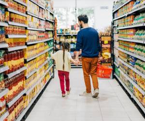 Un 76 % de los hogares centroamericanos que reciben remesas destinan gasto hacia alimentos. Foto de iStock