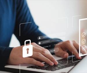 Las brechas de seguridad en datos corporativos son una puerta de entrada al fraude de identidad, pero no son la única. Foto de iStock