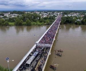 Vista aérea de cientos de migrantes en el puente internacional en la frontera Guatemala-Mexico, en Ciudad Hidalgo, Chiapas. Foto AFP