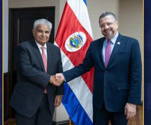 Presidente de Costa Rica recibe a candidato favorito en elecciones en Panamá