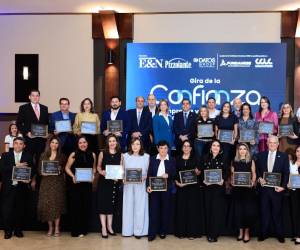 <i>Revista Estrategia &amp; Negocios y PIZZOLANTE hicieron entrega de reconocimientos a las Organizaciones reconocidas como de Alta Confianza Empresarial en Honduras 2025.</i>