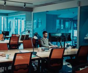 El trabajo remoto prolongado puede generar aislamiento y disminuir el sentido de pertenencia, un problema que no es ajeno a las empresas costarricenses. Foto de iStock