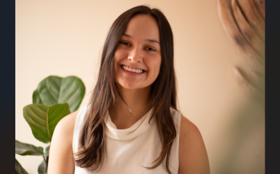 <i>Mariola Urgellés es ingeniera química y fundadora de Sunspectra, una startup costarricense que está revolucionando la industria de la belleza. Con solo 31 años, Mariola ha convertido su pasión por la ciencia y la naturaleza en una empresa con impacto social y ambiental. Foto cortesía</i>