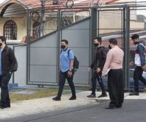 Alumnos del Colegio Técnico Profesional de Purral son vistos con mascarillas durante el inicio del año escolar, en San José, Costa Rica, el 8 de febrero de 2021. - Alumnos de colegios y colegios públicos de Costa Rica regresaron a clases presenciales parciales. -Clases presenciales el 7 de febrero de 2021, luego de casi un año de recibir lecciones a distancia debido a la pandemia de COVID-19. (Foto de Ezequiel BECERRA / AFP)