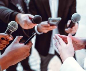 A medida que el periodismo pierde su función de informar sobre temas de interés general, la propaganda y la desinformación llenan el vacío, poniendo en peligro la estabilidad democrática. Foto de iStock