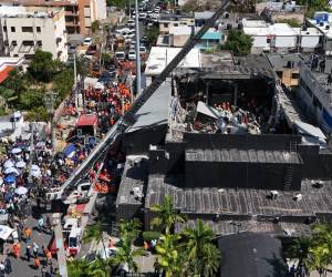 <i>Trabajos de rescate en la discoteca Jet Set en Santo Domingo. EFE/ Grupo XP3</i>