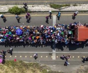 Aerial view of Honduran migrants onboard a truck as they take part in a caravan heading to the US, in the outskirts of Tapachula, on their way to Huixtla, Chiapas state, Mexico, on October 22, 2018. - President Donald Trump on Monday called the migrant caravan heading toward the US-Mexico border a national emergency, saying he has alerted the US border patrol and military. (Photo by PEDRO PARDO / AFP)