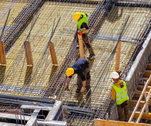 La construcción de viviendas de interés social y para hogares de ingresos altos experimentó una caída interanual cercana al 40 %. Foto de iStock