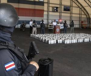 <i>El Ministro de Seguridad Pública de Costa Rica, Mario Zamora, habla durante una conferencia de prensa donde anuncia la incautación de dos toneladas de cocaína en San José el 22 de octubre de 2023. La droga fue incautada en las instalaciones de APM Terminals en el puerto de Limón el 21 de octubre. FOTO Ezequiel BECERRA/AFP</i>