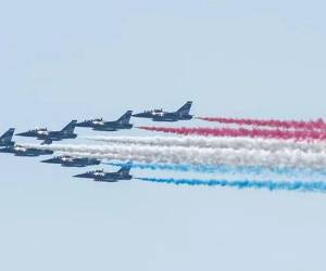 Aviones militares sobrevuelan la ciudad de Nueva York durante el desfile naval internacional Parade of Sail, con motivo de la celebración del aniversario 250 de la Independencia de Estados Unidos. EFE/ EPA/ Kena Betancur