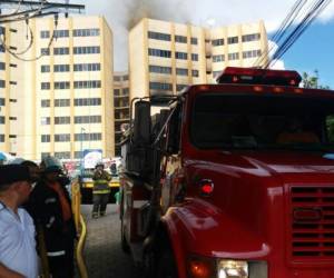 El fuego afectó principalmente a los niveles 4 y 5 de la torre 3 del complejo del Ministerio de Hacienda.El fuego fue contenido por el Cuerpo de Bomberos unahora 30 minutos después del inicio. Foto gentileza de Diario El Mundo.