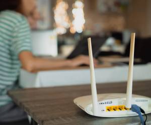 El WiFi es una herramienta imprescindible en la vida cotidiana, por lo que para garantizar una experiencia fluida, segura y sin interrupciones de conexión, se han de tener en cuenta factores. Foto de iStock