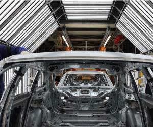 <i>Empleados trabajan en una línea de producción del fabricante de automóviles alemán BMW en la planta de la compañía en Munich, el 5 de diciembre de 2023. FOTO Alexandra Beier/AFP</i>
